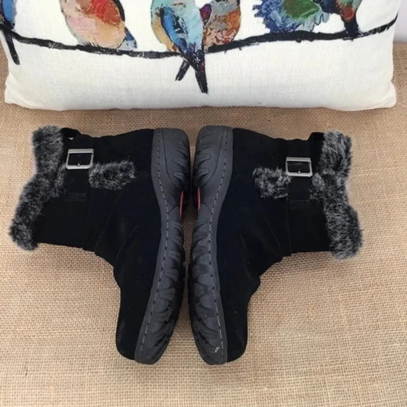 Khombu Women’s Lindsey Suede Ankle Boots - Picture 7 of 10